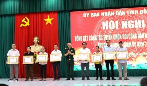 Phó Chủ tịch UBND tỉnh Dương Minh Dũng dự tổng kết, khen...